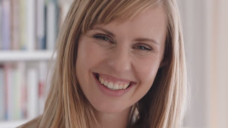retrato de una hermosa mujer joven riendo con aspecto feliz sintiéndose positiva segura de sí misma belleza femenina concepto de imagen 4k