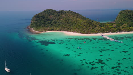 la isla tropical es un paraíso de playas.