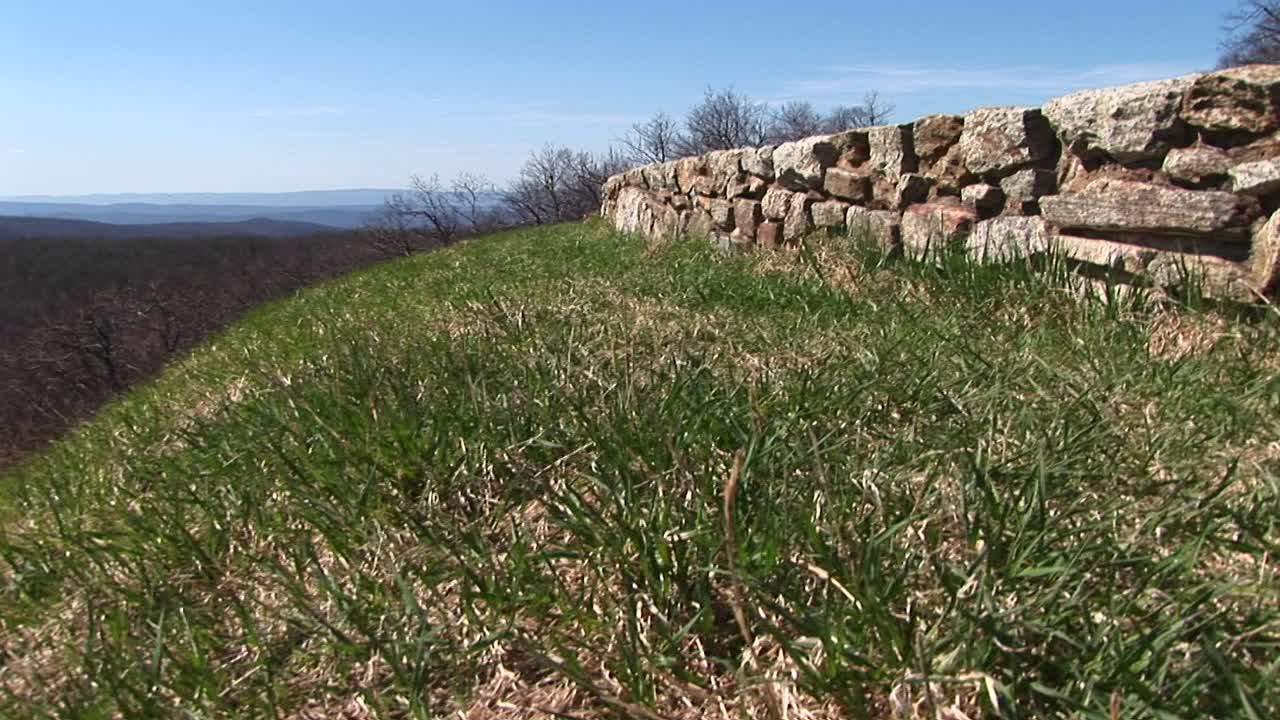 pan a la izquierda de un muro de piedra a lo largo de la autopista blue ridge a las montañas blue ridge de virginia