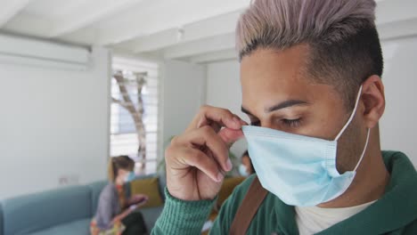 hombre con máscara facial en la oficina
