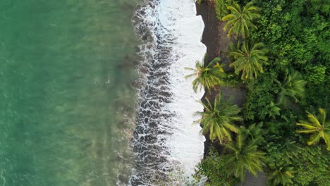 Las-Olas-Chapotean-En-La-Playa-Mecana,-En-El-Departamento-De-Chocó,-En-La-Costa-Del-Pacífico-De-Colombia.