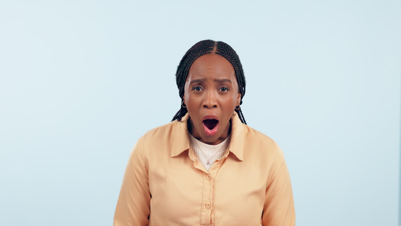 conmocionado, sorprendido y confundido con la cara de negro