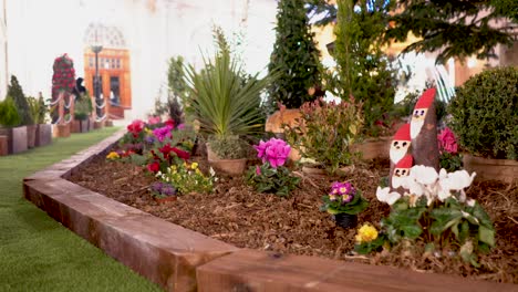 Wunderschöner-Garten-Voller-Wunderschöner-Und-Farbenfroher-Blumen,-Grüner-Rasen,-Alles-Wunderschön,-Einige-Aus-Holz-Geschnitzte-Weihnachtsmänner,-Perfekte-Arbeit