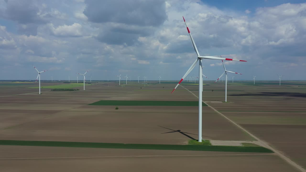 여러 풍력 공장, 풍력 발전기, 터빈, 운동 에너지를 변환하여 재생 가능한 깨한 에너지를 생산하는 항공 사진