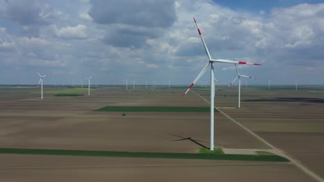 luftaufnahme mehrerer windmühlen, windgeneratoren und turbinen, die erneuerbare saubere energie durch umwandlung kinetischer energie erzeugen