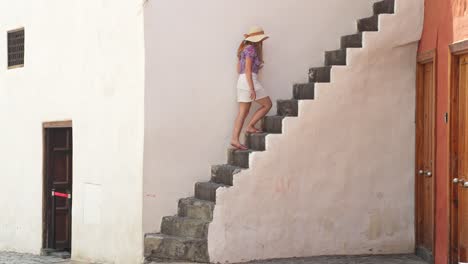 mujer atractiva subiendo las escaleras en puerto de la cruz, vista lateral