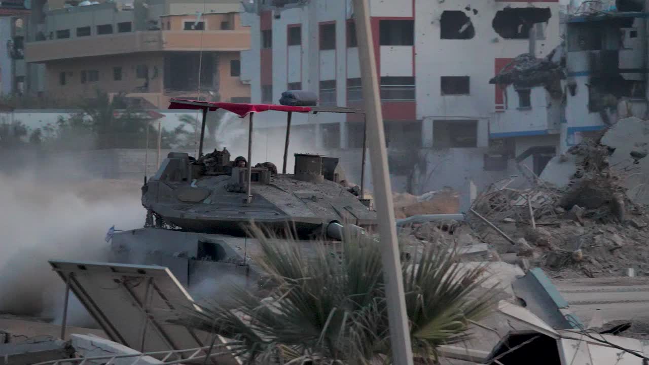 Carro armato israeliano Merkava Mark IV pattuglia le strade distrutte di Gaza