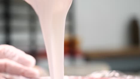 분홍색 크림을 부어