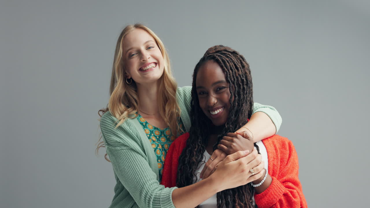 Amigos felices abrazándose