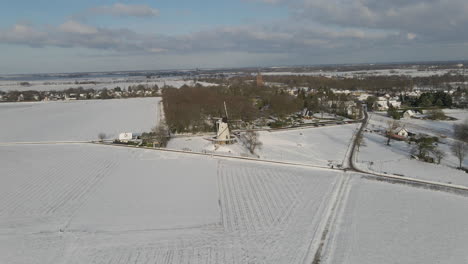 Fliegen-In-Richtung-Traditioneller-Windmühle-In-Der-Niederländischen-Ländlichen-Landschaft