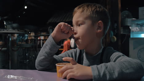 Niño-Disfrutando-De-Un-Helado-En-La-Cafetería