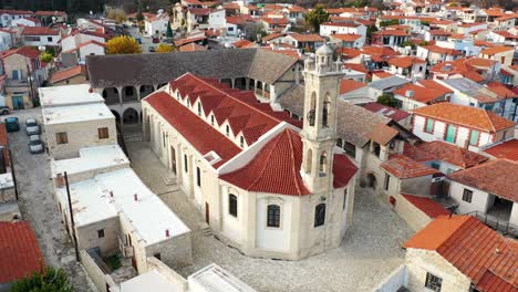 toma en órbita del santo monasterio ortodoxo, casas de ladrillo separadas, pueblo de omodos, limassol, chipre