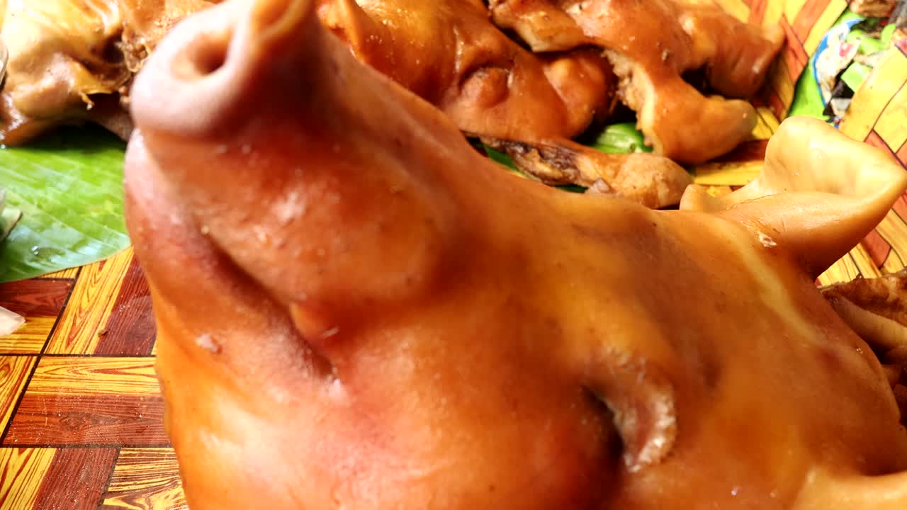 은 돼지 귀의 순차적인 클로즈업 입니다.