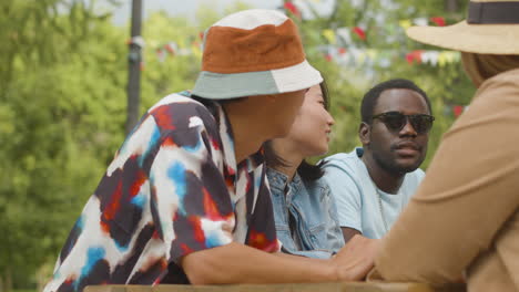 amigos en un festival de música al aire libre