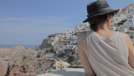 mujer mirando la vista en santorini