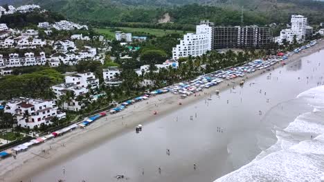 Bañistas-En-El-Resort-En-La-Playa-De-Casablanca-En-El-Mismo,-Ecuador