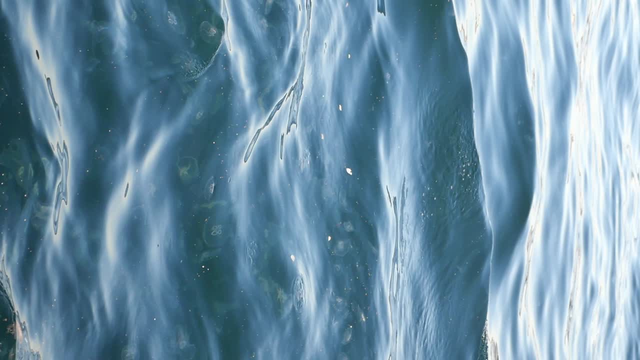 물 표면의 파동