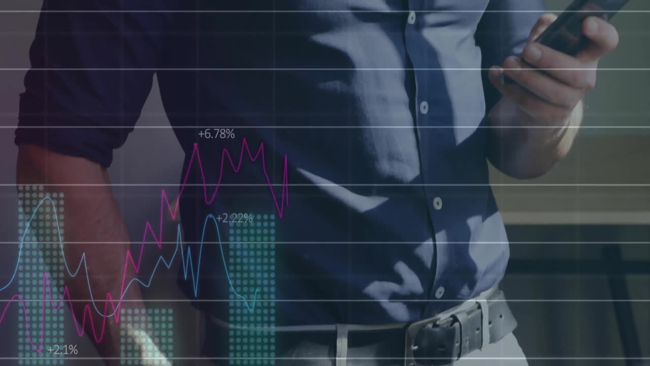 Animazione di elaborazione dati finanziari su uomo d'affari caucasico che usa smartphone