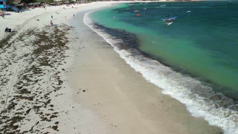 sobrevuelo aéreo de la playa de lombok tanjung aan, indonesia que muestra aguas prístinas