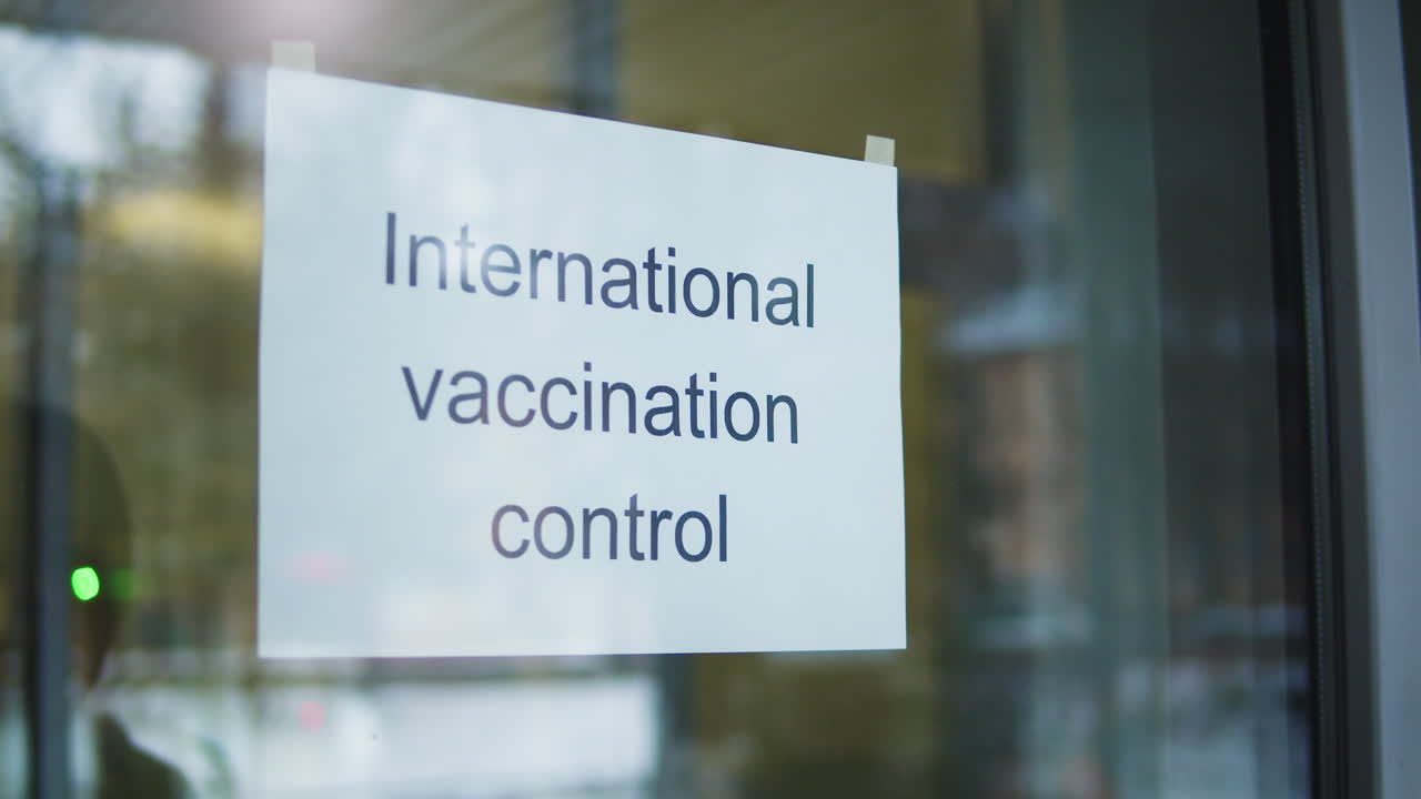 Presenting Digital Vaccination Certificate on Smartphone for International Control