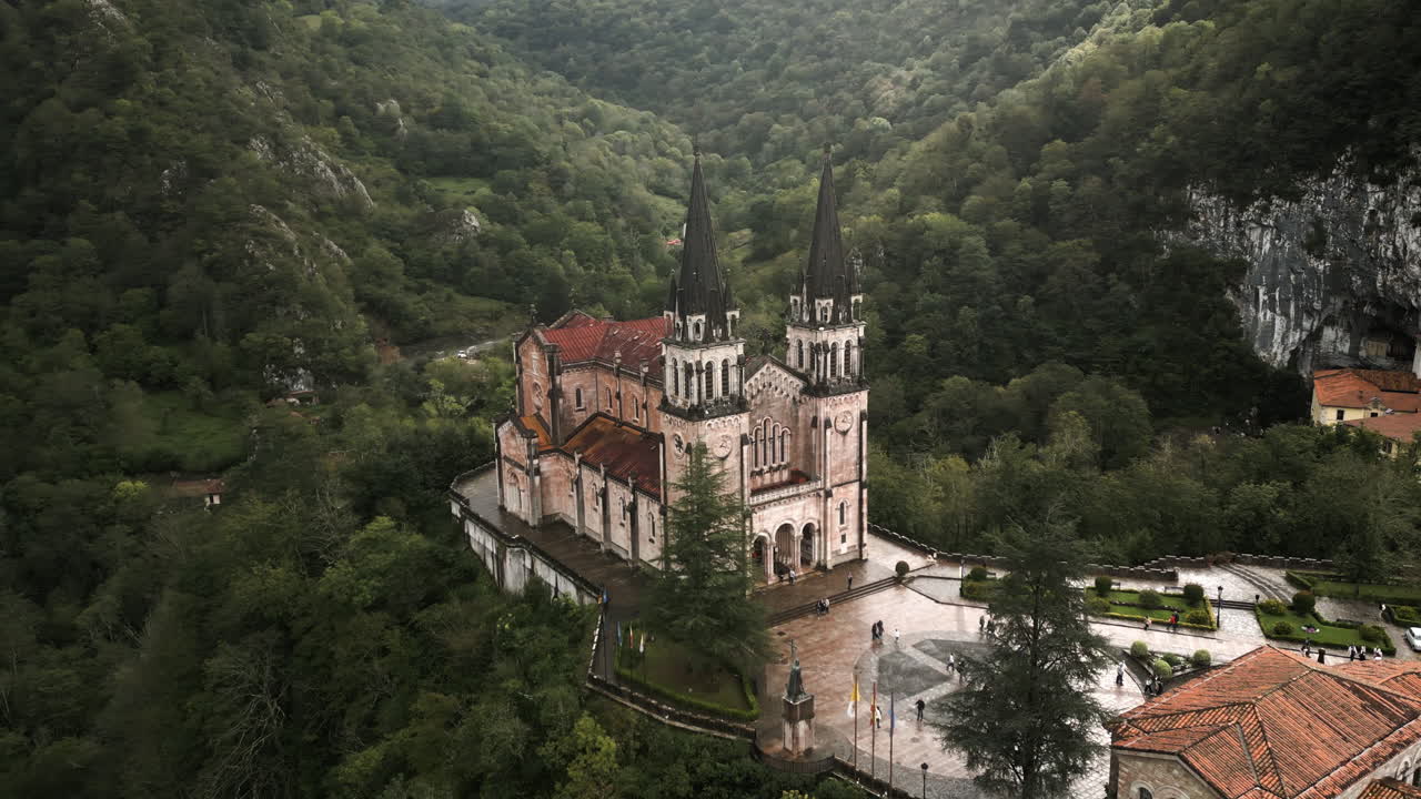 ángulo superior de drones de la basílica de santa maría en las montañas del norte de covadonga, españa
