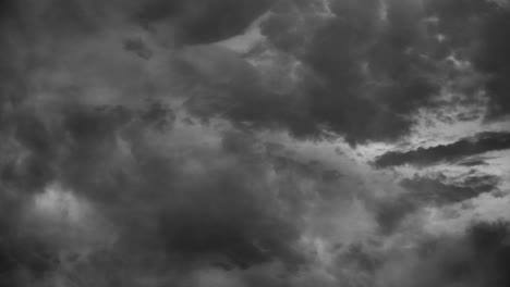 Dunkle-Wolken,-Die-Sich-Am-Dunklen-Himmel-Bewegen,-Hurrikanblitz-4k