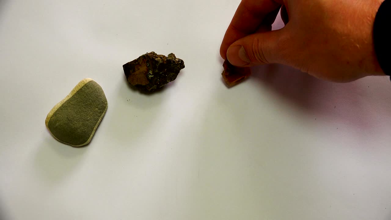 두 개의 완전히 다른 미네랄, 모양과 색상