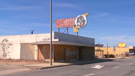 una tienda de licores abandonada se encuentra en un moderno pueblo fantasma cerca de boron california