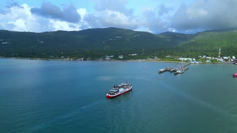 Muelle-De-Ferry-De-Koh-Samui,-Disparo-De-Drone-De-Barco,-Tailandia,-Surat-Thani