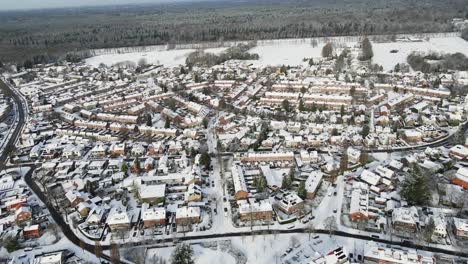 increíble aerial de una ciudad cubierta de nieve en un soleado día de invierno