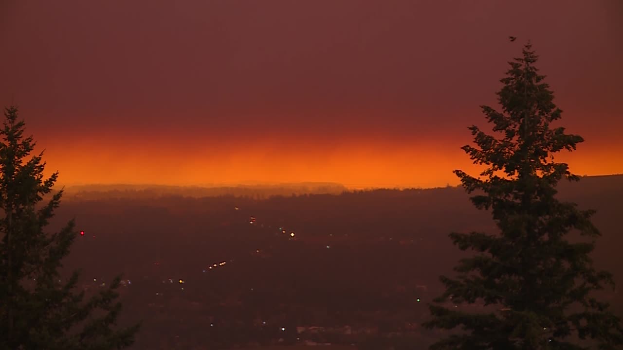 멀리서 화재로 대피하는 자동차 행렬