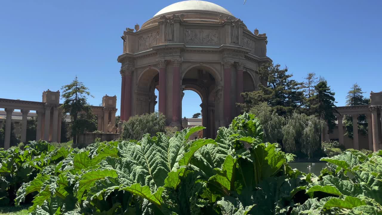 캘리포니아주 샌프란시스코에서 밝고 화창한 날에 역사적인 랜드마크 미술 궁전의 받침대 샷