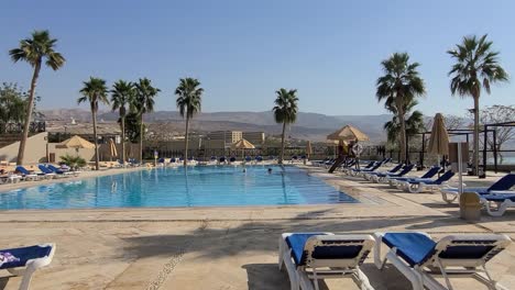 Vista-De-La-Piscina-De-Un-Hotel