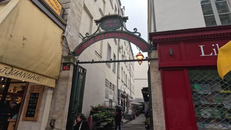 paris' marche des enfants rouges