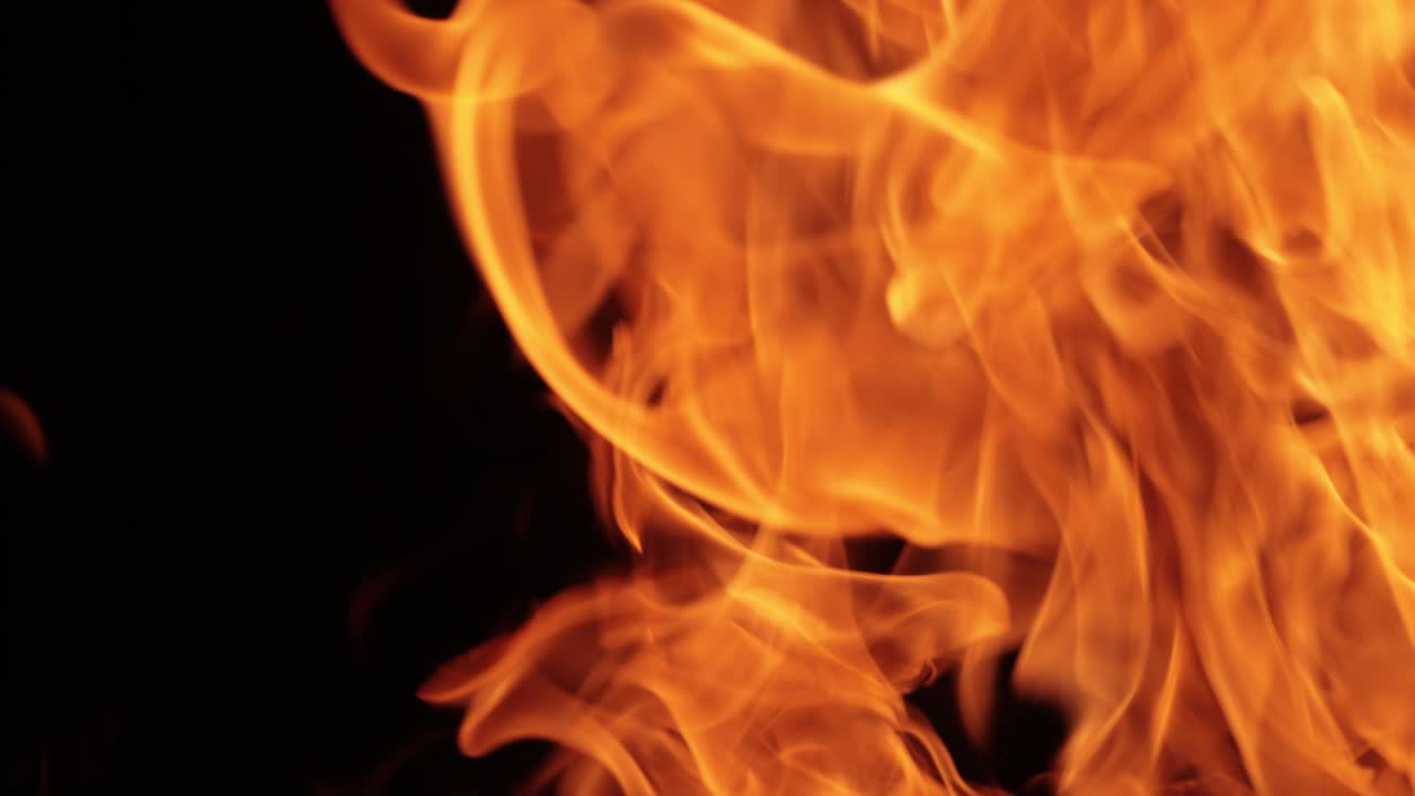 Fiamme su sfondo nero al rallentatore