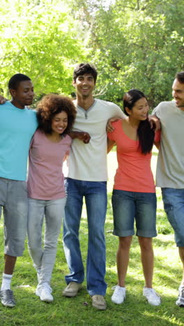 grupo de amigos jóvenes casuales sonriendo a la cámara