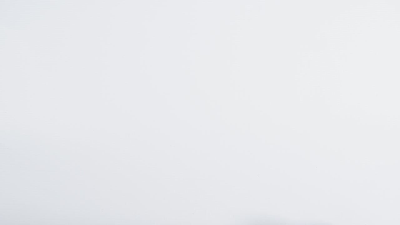 la billetera atrapa un billete de cien dólares.