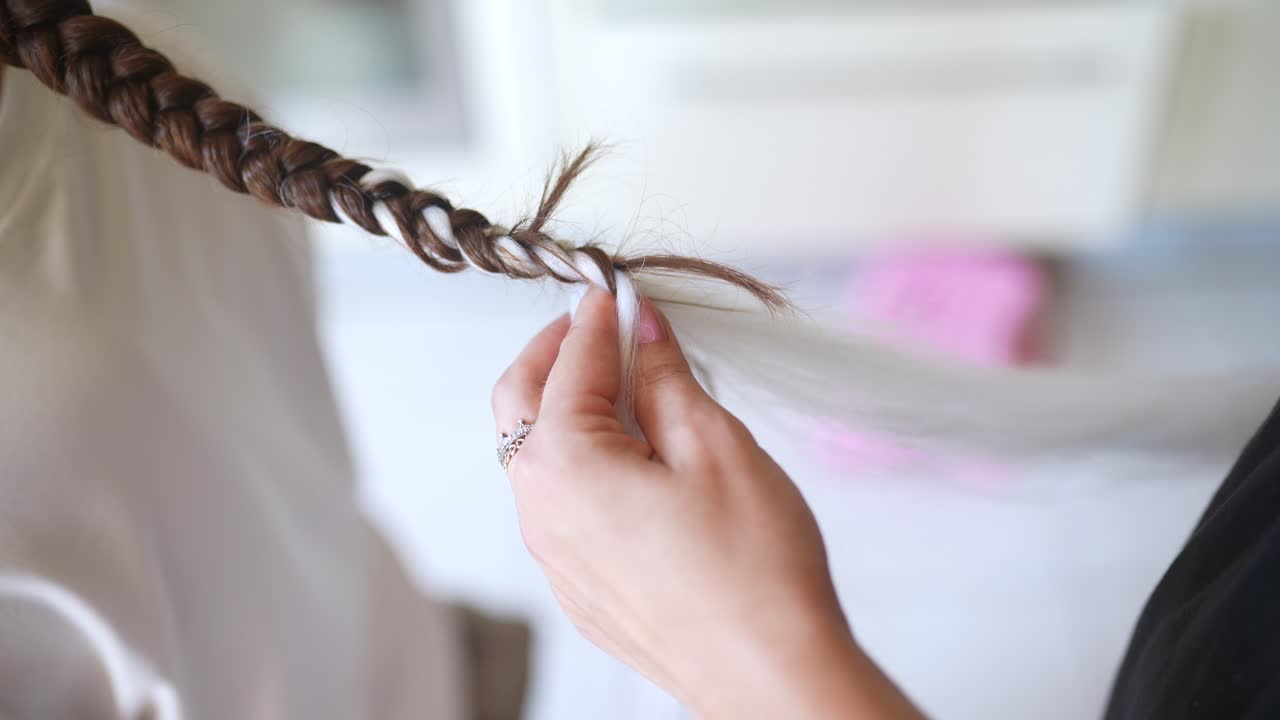 아이 의 머리 를 는 것