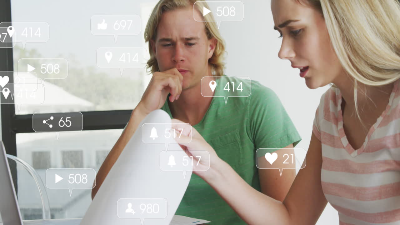 анимация иконок социальных сетей на баннерах над оплачивающими счета парами