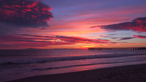 Una-Hermosa-Costa-Al-Atardecer-Tomada-A-Lo-Largo-De-La-Costa-Central-De-California-Con-El-Muelle-Ventura-Distante