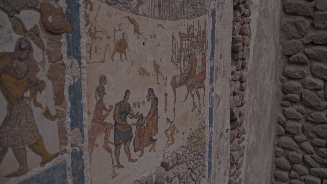 Antiche rovine di Pompei con il Vesuvio e un affresco dettagliato.