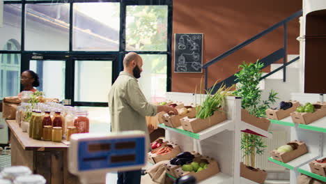 hombre eligiendo productos ecológicos para comprar