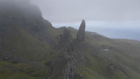 imágenes aéreas de drones de 4k de niebla y neblina que rodean al anciano de storr isla de skye escocia reino unido portree