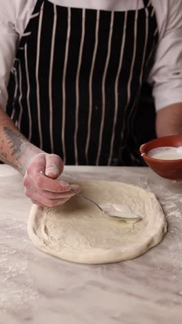 el chef preparando una pizza