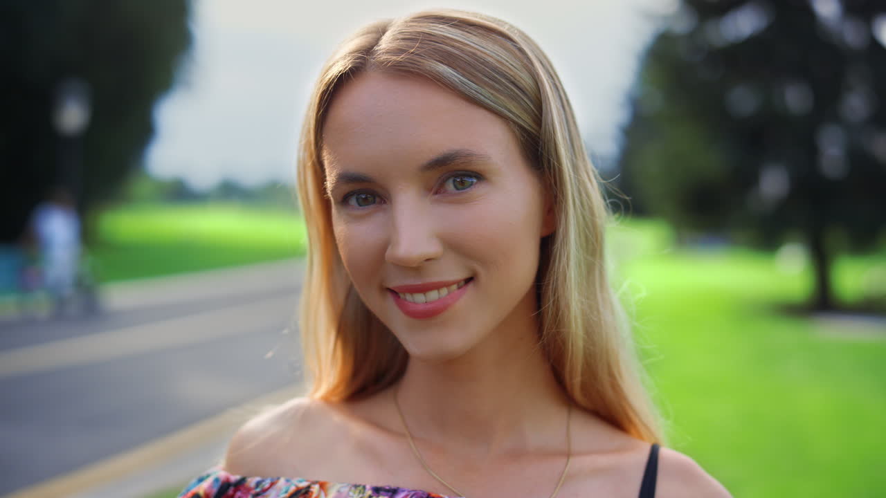 밖에서 해가 지는 것을 즐기는 행복한 여성