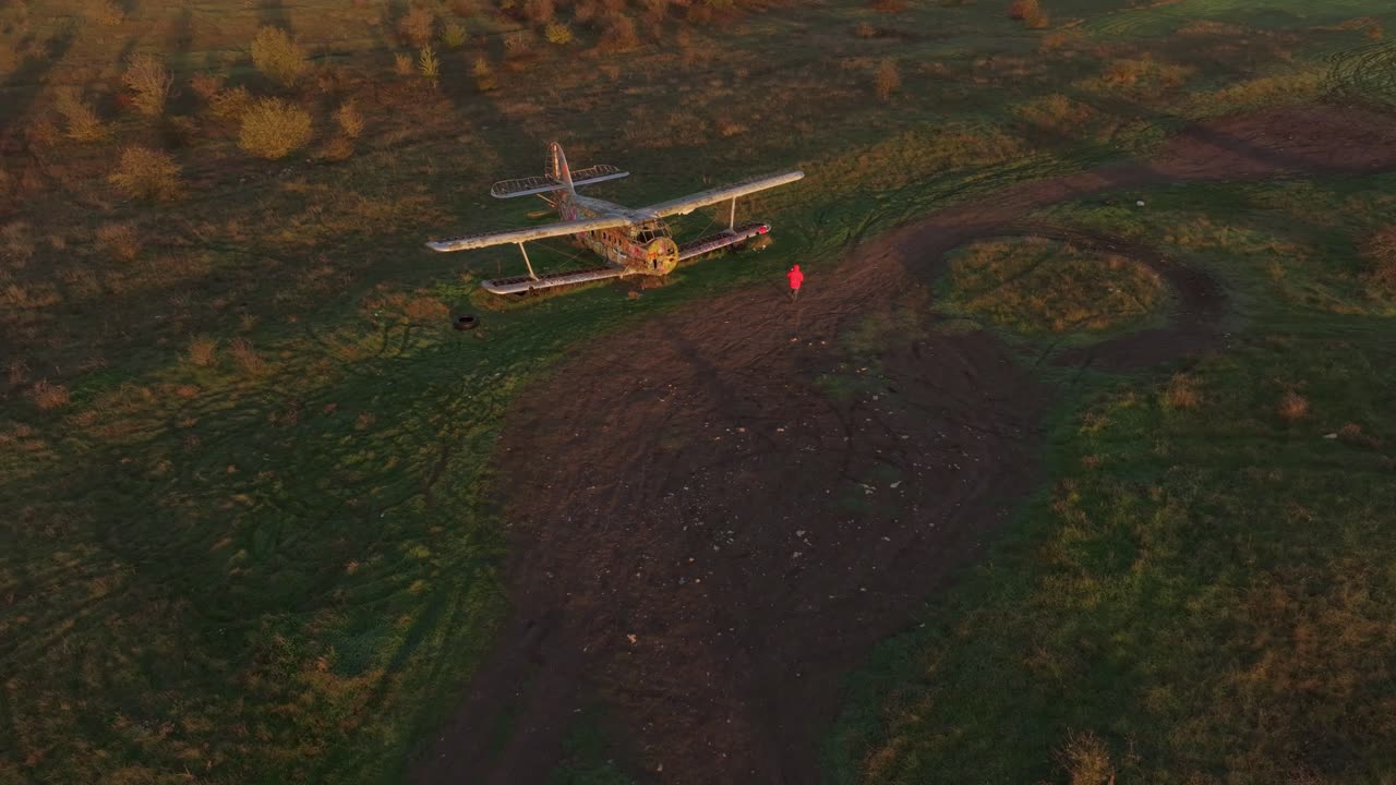 Un aereo precipitato arrugginisce in un campo che risplende all'alba, Bulgaria