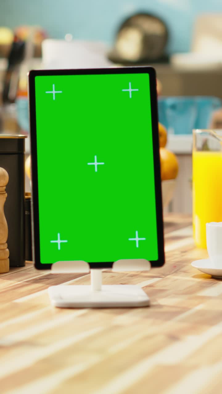 Video Vertikal Maket Layar Vertikal pada Tablet di Dapur Pedesaan Kosong dengan Cahaya Alami