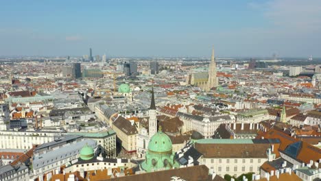 Drone-Vuela-Sobre-El-Distrito-Histórico-Hacia-La-Icónica-Catedral-De-San-Esteban,-Viena