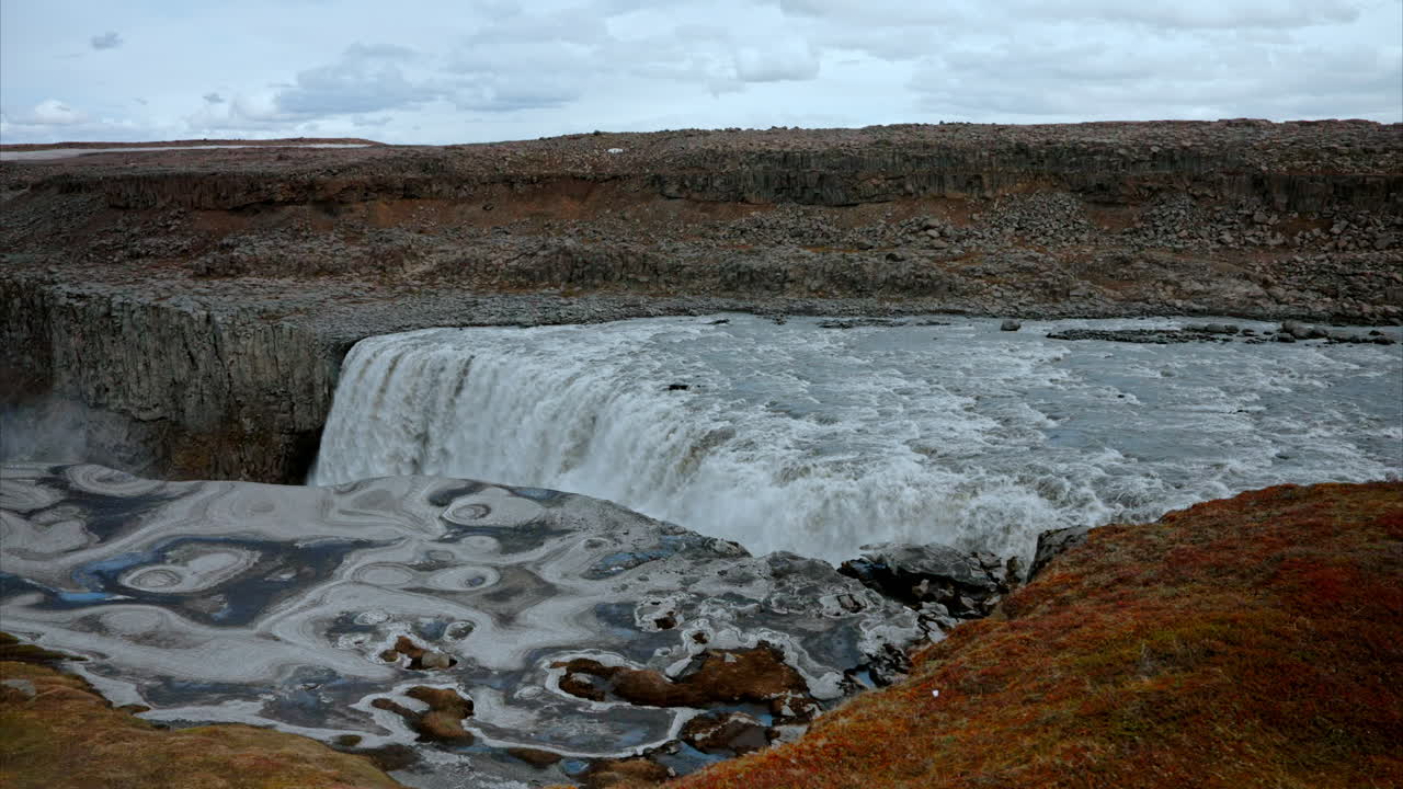 vista panorámica de la icónica cascada de dettifoss en islandia