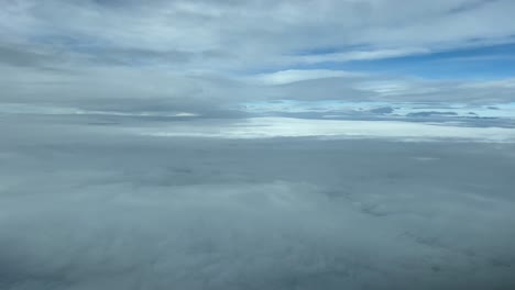 volando a través de un frío cielo de invierno disparado desde una cabina de avión